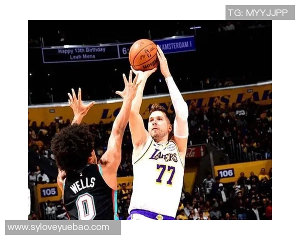 镜头捕捉:东契奇赛场小动作引发热议